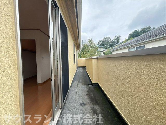 日当たりの良い広々としたバルコニーです！洗濯物をたっぷりと干すことができ、お日様の匂いがするふかふかの仕上がりに。外の空気を吸ってリフレッシュしたり、植物を育てたりと、多目的に活用できます♪
