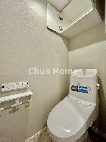 【トイレ】　収納スペースをしっかりと確保した温水洗浄便座機能付きトイレ。温水洗浄便座は清潔にお使いいただくための大切なアイテムです。