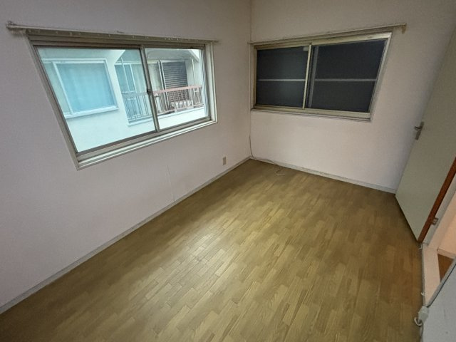 コンパクトで使いやすい洋室です