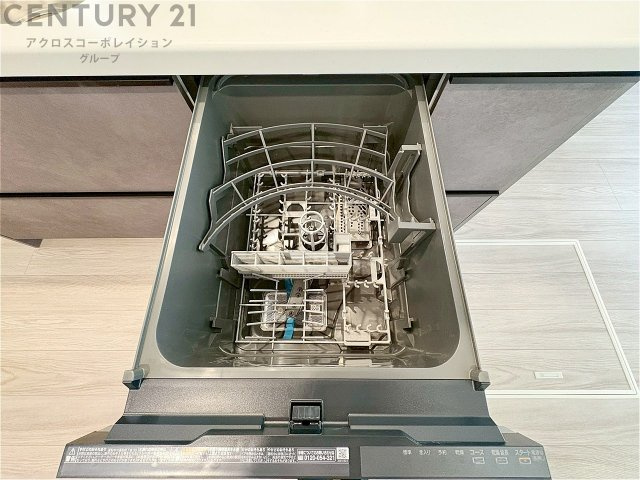 手洗いに比べて時間や労力を節約できることです。また、高温のお湯で洗浄されるため、雑菌や細菌を殺菌する効果もあります。さらに、乾燥機能があるため、手で拭く手間も省け衛生的に保管できます。　