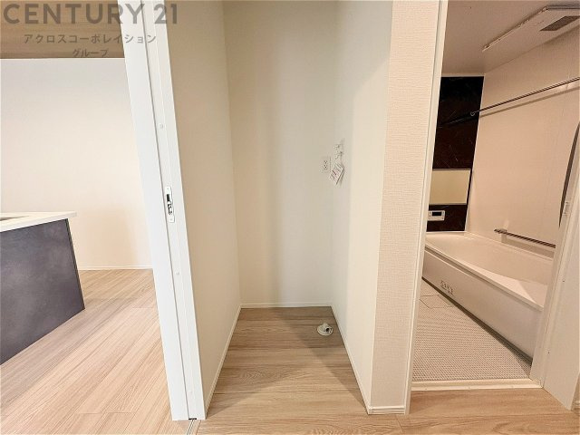 洗濯物の仕分け作業がしやすく、整理整頓が容易になります。洗濯音や湿気を他の部屋に持ち込まず、生活環境を快適に保ちます。上部を活用すれば収納スペースを確保でき洗剤や洗濯用品の整理もしやすくなります。　