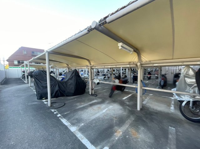 南西向きバルコニーで日当たり良好。