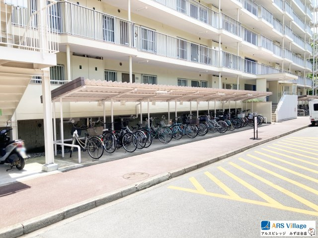 屋根があるため、雨から自転車を守ります。