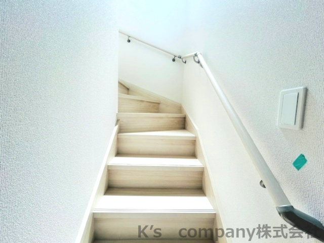 落下防止用の手すり付きで安心です☆