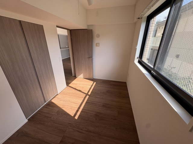 明るい陽射しが差し込み、子ども部屋・書斎・ランドリールームなど、様々な使い方を楽しめます。