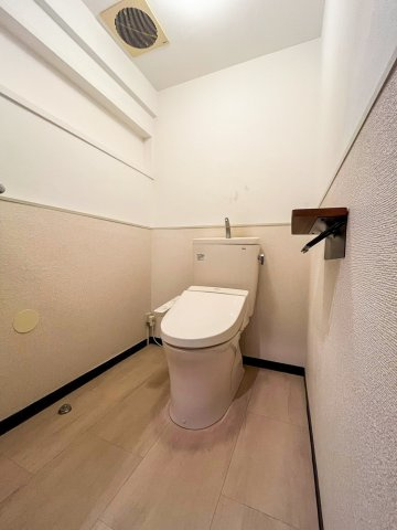 トイレスペース！側面に収納スペースあり！鏡もついております。温水洗浄機能付き！