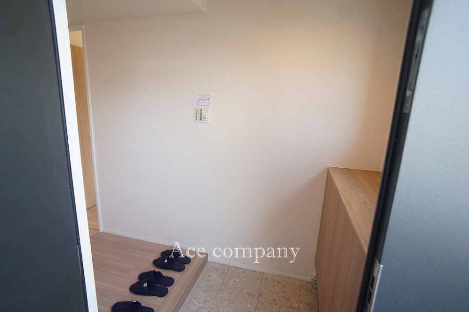 玄関専用ポーチ付き♪玄関ドアは大きく開ける親子ドア☆シンプルなシューズボックス付き♪シューズボックスの上に窓あります☆