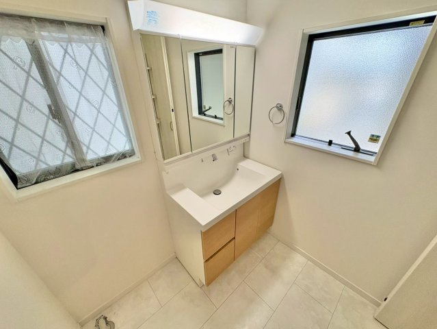 洗面小物や日用品を収納できる便利な設計で、整理整頓もラクラク。