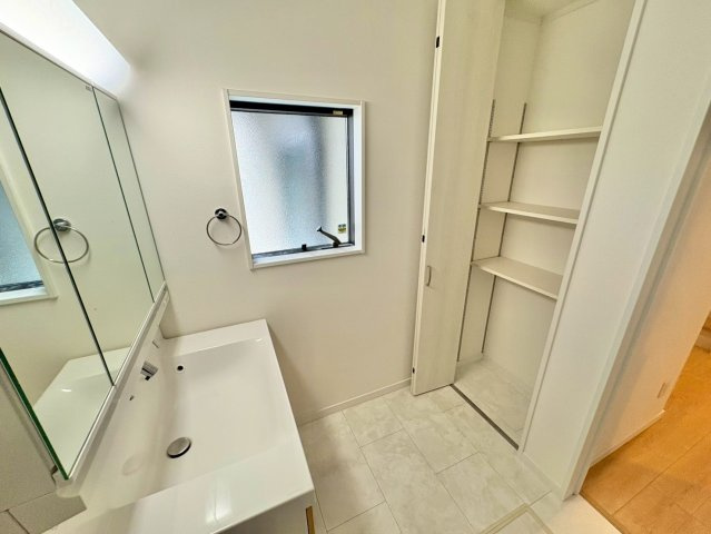 洗面小物や日用品を収納できる便利な設計で、整理整頓もラクラク。