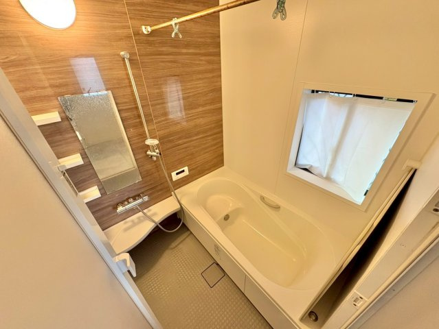 雨の日や夜でも洗濯物が乾かせる便利な浴室乾燥機つき！