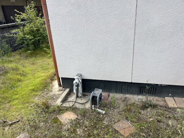 建物外部には、便利な屋外水栓を二か所設置。庭木や植栽への水やりをはじめ、外まわりの清掃などにも活用できます。戸建てでの暮らしをより便利にしてくれる、あるとうれしい設備のひとつです。