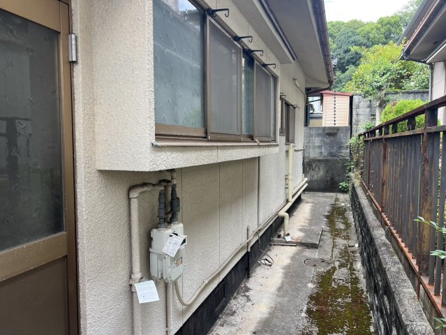 建物側面の外周スペースです。建物と隣地との位置関係や外壁、配管などの状態を確認できます。通路状のスペースが確保されているため、建物まわりの点検やメンテナンスを行う際にも確認しやすい配置です。」