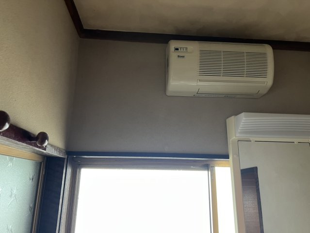 洗面所には壁掛けタイプの暖房設備を備えています。寒い季節の身支度や入浴前後など、室内を暖めたいときに便利。窓も設けられており、採光や換気がしやすい快適な洗面スペースとなっています。
