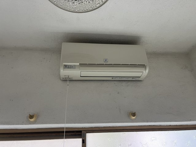浴室には壁掛けタイプの暖房設備が設置されています。寒い時期の入浴時にも室内を暖めることができ、快適なバスタイムをサポート。窓も備えているため、入浴後の自然換気がしやすいのもポイントです。