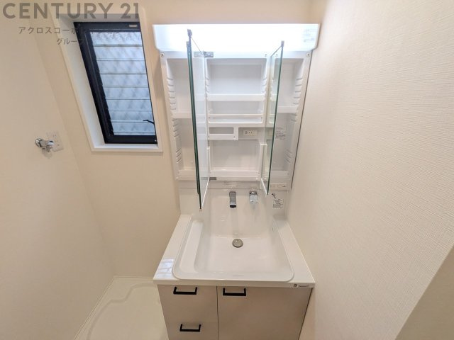 化粧品や洗顔料、歯ブラシなどの必需品をまとめて置ける収納スペースがあり、使用するたびに取り出す手間が省けます。また、水回りのため、濡れても大丈夫な素材が使用されており、お手入れが簡単です。