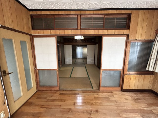 窓が多く風通しの良い洋室！