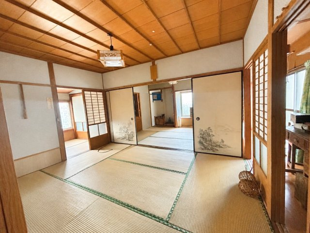 続き間として利用可能な和室。襖を開放して一体的な空間を確保