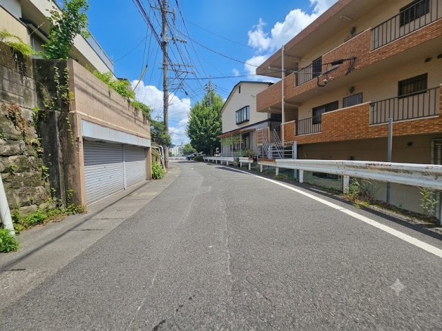 全面道路です。車同士のすれ違いも楽々できる道路幅員です。