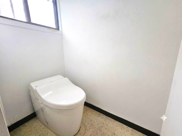 ロータンクのトイレです。お手入れがしやすいタイプです♪