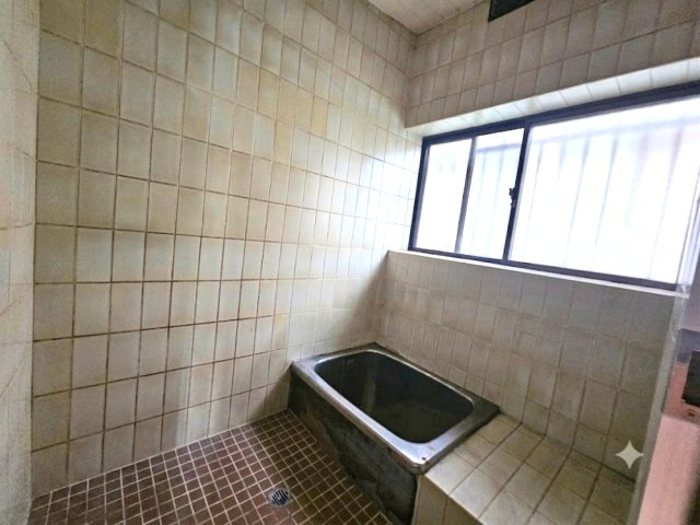 タイル調のお風呂です。ステンレス製の浴槽なので丈夫です！