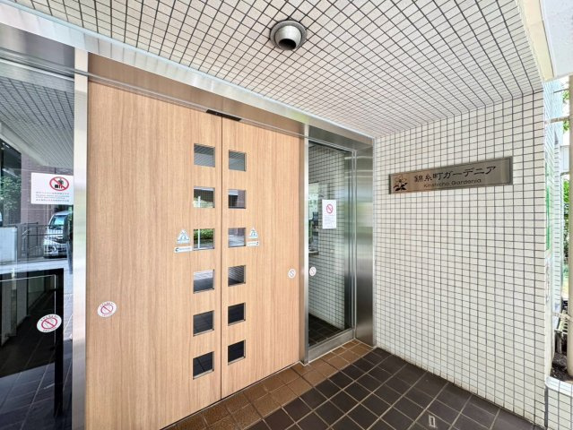 落ち着いた雰囲気のエントランスが、日々の帰宅を迎えます。管理の丁寧さも感じられる空間です。安心感があります。