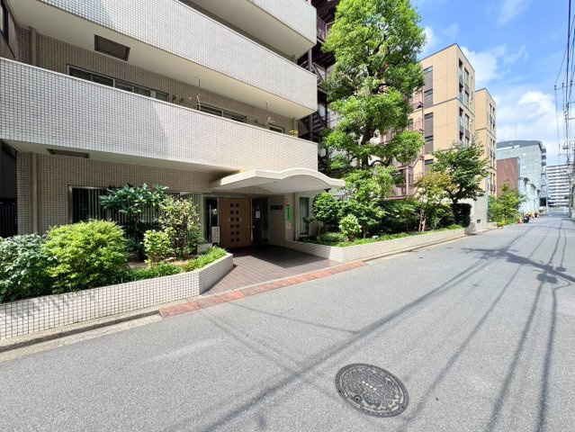 前面道路から建物の雰囲気が分かる一枚。錦糸町徒歩10分の利便と落ち着いた住環境を感じられます。日常も軽やかです。