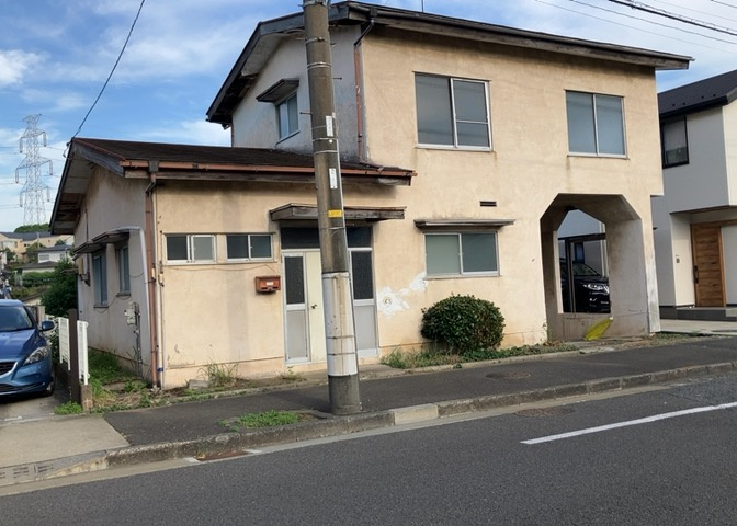 土地の面積＝住宅面積ではありません。建ぺい率の問題などで、土地のある場所によって住宅を建てられる面積は限られています。高さもしかり、「土地」という言葉の中には、建築条件も含まれると考えておきましょう。