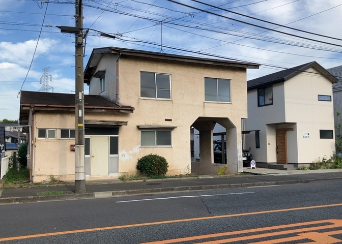 家を建てる場合、方位は要チェックです。現実的に日当たりのよい家ならばリビングは南側、建築基準法でも北側に当たる家への配慮は求められています。土地を見学に行く際は、方位磁針を持って行くようにしましょう。
