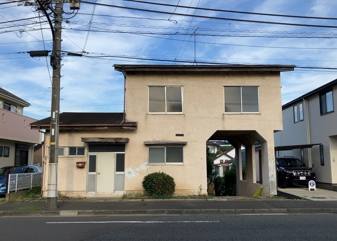 土地の前の道路に消火栓が設置されていることがあります。この場合、道路交通法第45条第1項により、駐車禁止の場所が指定されています。そのため、車庫などの駐車スペースをつくることができない場合があります。