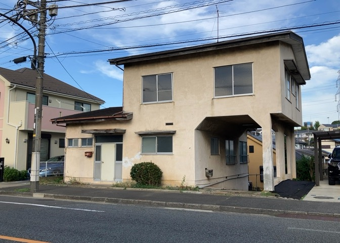 現地に行くなら、物件の周囲の地形がどうなっているかを見ることも大切です。周辺より低くなっている土地では、大雨などで水が集まりやすいため、地盤が弱くなっているということも考えられるため、注意が必要です。
