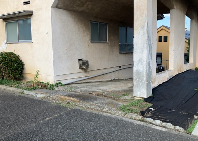 土地購入を検討されている場合、境界杭がない状態で購入してしまうと境界確定測量をする必要があり、費用がかかります。購入の前に、売主、隣土地所有者立ち合いのもと境界を確定し境界杭を設置するのがベストです。