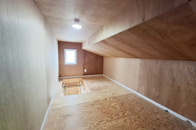 洋室3屋根裏収納：季節物や普段使わない荷物の収納に便利です。