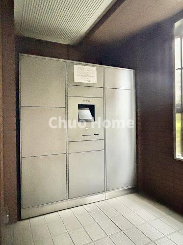 【宅配ボックス】在宅時・不在時に関わらず、居住者の代わりに非対面で宅配物を受け取ってくれる便利な設備です。わかりやすくご説明致しますので見学時にはお部屋だけではなく共用部分もぜひチェックしてください。