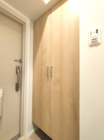 【玄関収納】　シューズボックスは大容量のハイタイプなので、整理整頓してすっきりとした空間を保つことができそうです。