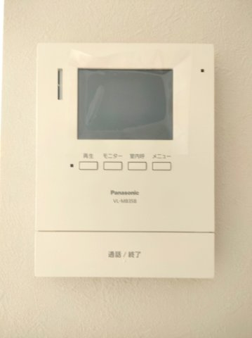 【ＴＶモニター付インターホン】　来訪者を確認できるＴＶモニター付インターホンでセキュリティ面にも配慮。あると安心感があります。