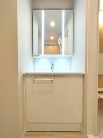【独立洗面台】　洗面室は朝を快適させてくれる大切な空間です。バタバタしている忙しい朝でも収納が多い洗面台では短時間で効率良く支度ができます。