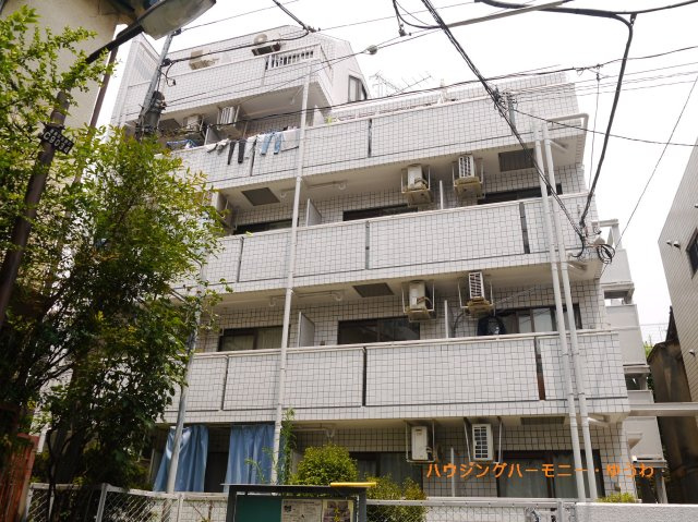 洗練された印象の外観で訪れる人の記憶にも残るスタイリッシュな邸宅。