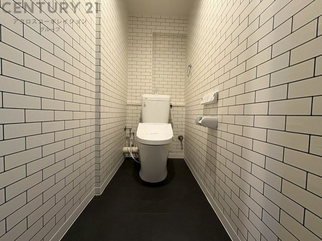 温水洗浄便座付トイレは温水洗浄機能により、暖かい水でおしりを洗浄することができ、冷たい水を使う従来の便座に比べ、温水洗浄機能で暖かいトイレを提供し、快適な使用を可能にします。