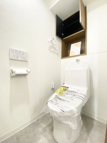 トイレ新品交換済み、リモコンが壁付けなのも操作がし易くていいです♪タオル掛けが付いているのもありがたいです♪