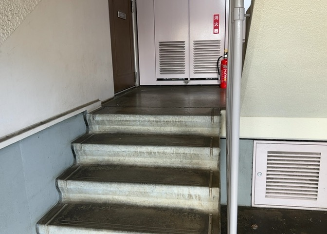 受付はマンションコンシェルジュがいる場合もあれば、管理人が滞在する小部屋を総称して呼ぶことがあります。主にエントランスに設置されていることから、防犯面でも期待ができます。防犯設備がない場合はより安心！