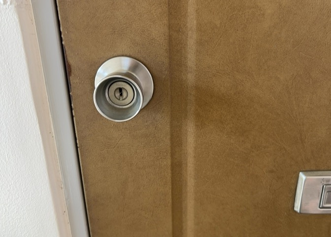 室内の防犯設備もチェックしましょう！モニター付きインターホンが設置されているか、防犯シャッターが設備されているか、ベランダに人が上がってきにくい高さかなどチェックしておくと入居後も安心できるでしょう。