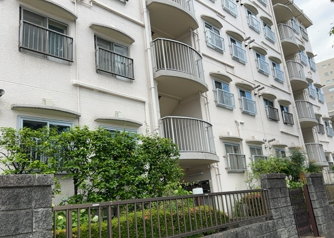 ＲＣ造、Reinforced　Concreteは直訳すると補強されたコンクリートです。主に柱や梁・床・壁が鉄筋とコンクリートで構成おり、鉄筋を組んだ型枠にコンクリートを流し込んで固めたものを指します。