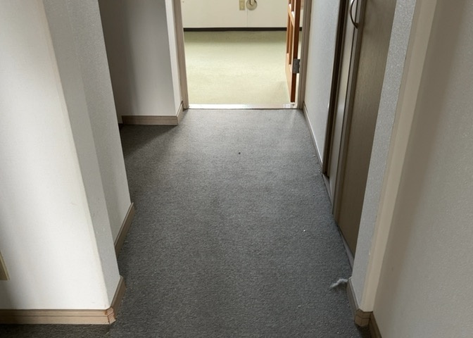 共用部分は、一棟の建物に住む区分所有者全員が共同で所有するとし、共用部分の管理、補修などは、区分所有者で形成される管理組合が行います。個人の判断で勝手に変更することはできませんので覚えておきましょう。