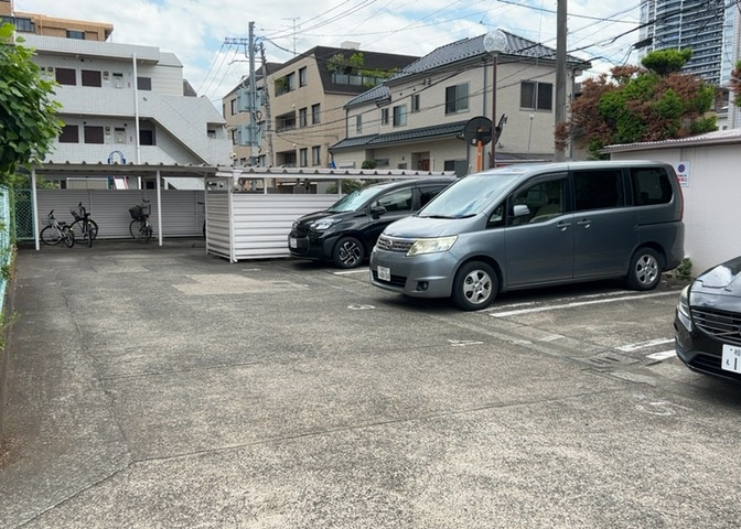 マンションの駐輪場は、事前に空きがあるか確認を取ると安心です。せっかく入居したのに駐輪スペースがない！なんてことになったら大変ですよね。そこで、内見時や購入前にはまず事前に確認しておくと良いでしょう。