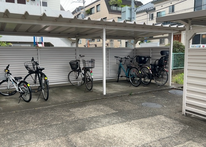 車一台あたりに必要なスペースは、標準サイズの普通自動車で横幅2m50cm、長さ5mは必要になります。ただし、乗降のことも考慮して横幅3m30cm、長さ5m50cmほどは確保できるところを選びましょう。