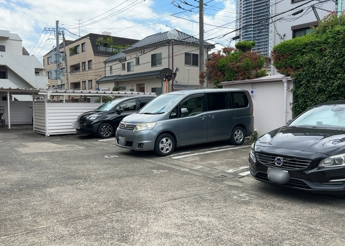 駐車場と明記されていても、最小スペースでつくられた駐車場だと大型車は駐車できなかったり、出入りしにくくなったりする可能性があります。お車のサイズと購入したい物件の駐車場のサイズを現地で確認しましょう。