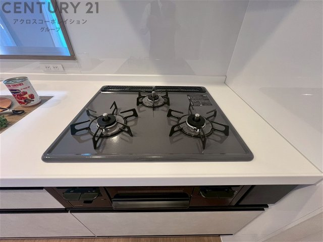 多数の調理器具を同時に使用でき、料理の効率化が可能。省エネで節約になり、様々な料理スタイルに適応できます。また、火力調整が独立しており、手入れや掃除もしやすく、今よりもっとお料理が楽しくなるかも。