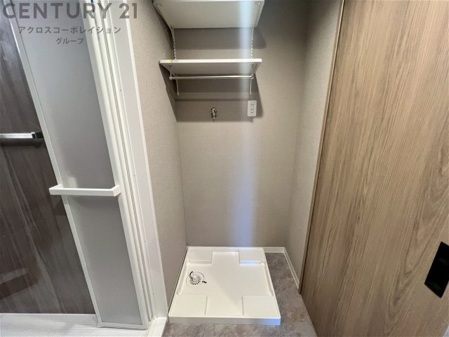 洗濯物の仕分け作業がしやすく、整理整頓が容易になります。洗濯音や湿気を他の部屋に持ち込まず、生活環境を快適に保ちます。上部を活用すれば収納スペースを確保でき洗剤や洗濯用品の整理もしやすくなります。