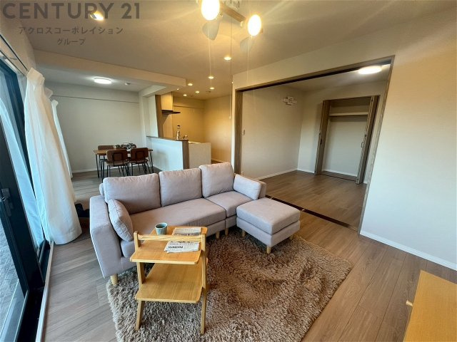 リビングダイニングは家族や友人とのコミュニケーションを楽しむ場所でくつろぎながら食事や会話を楽しめ、多目的に利用できリラックスできる空間です。家庭内の中心として機能し、快適な生活をサポートします。