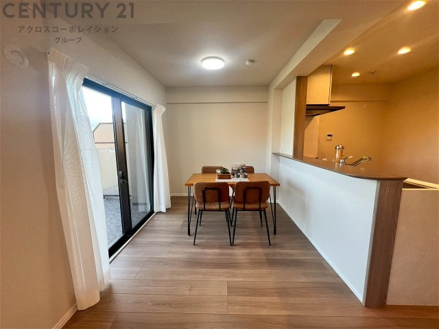 キッチン前のダイニングスペース　カウンターキッチンから料理の受け渡し等に便利です。ダイニングセットを置いても十分な広さを確保。